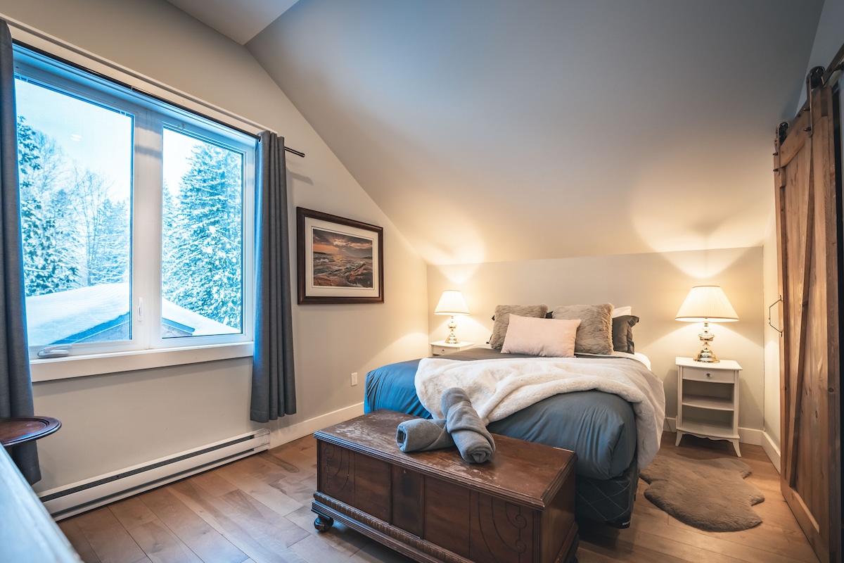 Მეორე სართულზე, მე-2 საძინებელში, დაგხვდებათ დედოფლის ზომის საწოლი, ორი გვერდითი მაგიდა, ორი ლამპა, შესანახი გულმკერდი და დიდი ბეღლის კარი, რომელიც ფართო კარადას მიუყვება.