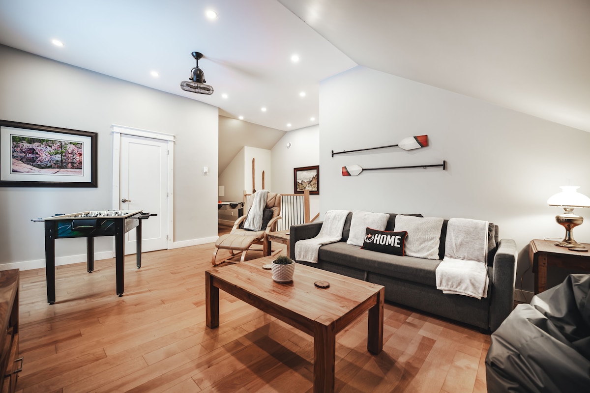 Მეორე სართულზე დაგხვდებათ მე-2 მისაღები ოთახი გასაშლელი დივნით, ტყავის სკამი ოსმალური და ორი მსხლის სავარძლით. Ამ თამაშების ოთახს აქვს ჰაერის ჰოკეის მაგიდა, ფოსბოლის მაგიდა, სმარტ-ტელევიზორი Xbox-ით და PS3 თამაშების სისტემით.