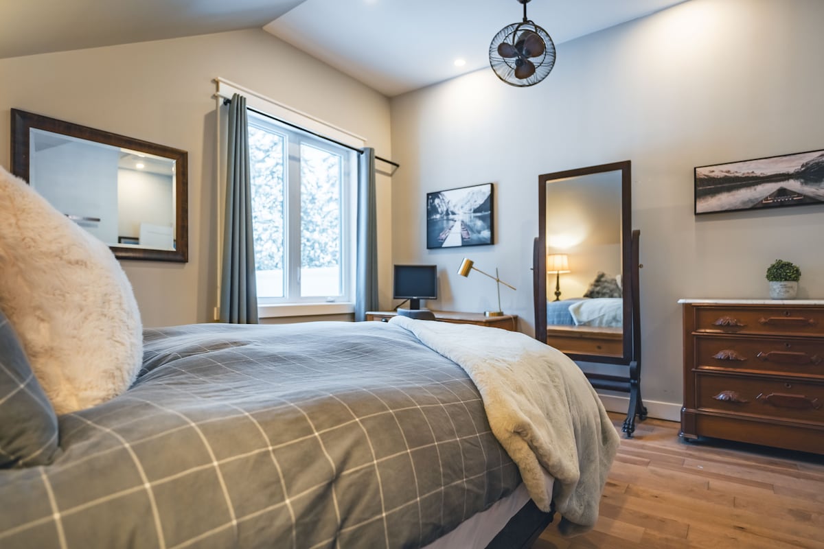 Მეორე სართულზე ყველაზე დიდ ოთახში არის ანტიკვარიატის მაგიდა ლამპით, კომპიუტერის ეკრანი და სკამი გორგოლაჭებით. Ასევე არის ანტიკვარული სარკე და უჯრის გულმკერდი შესანახად.