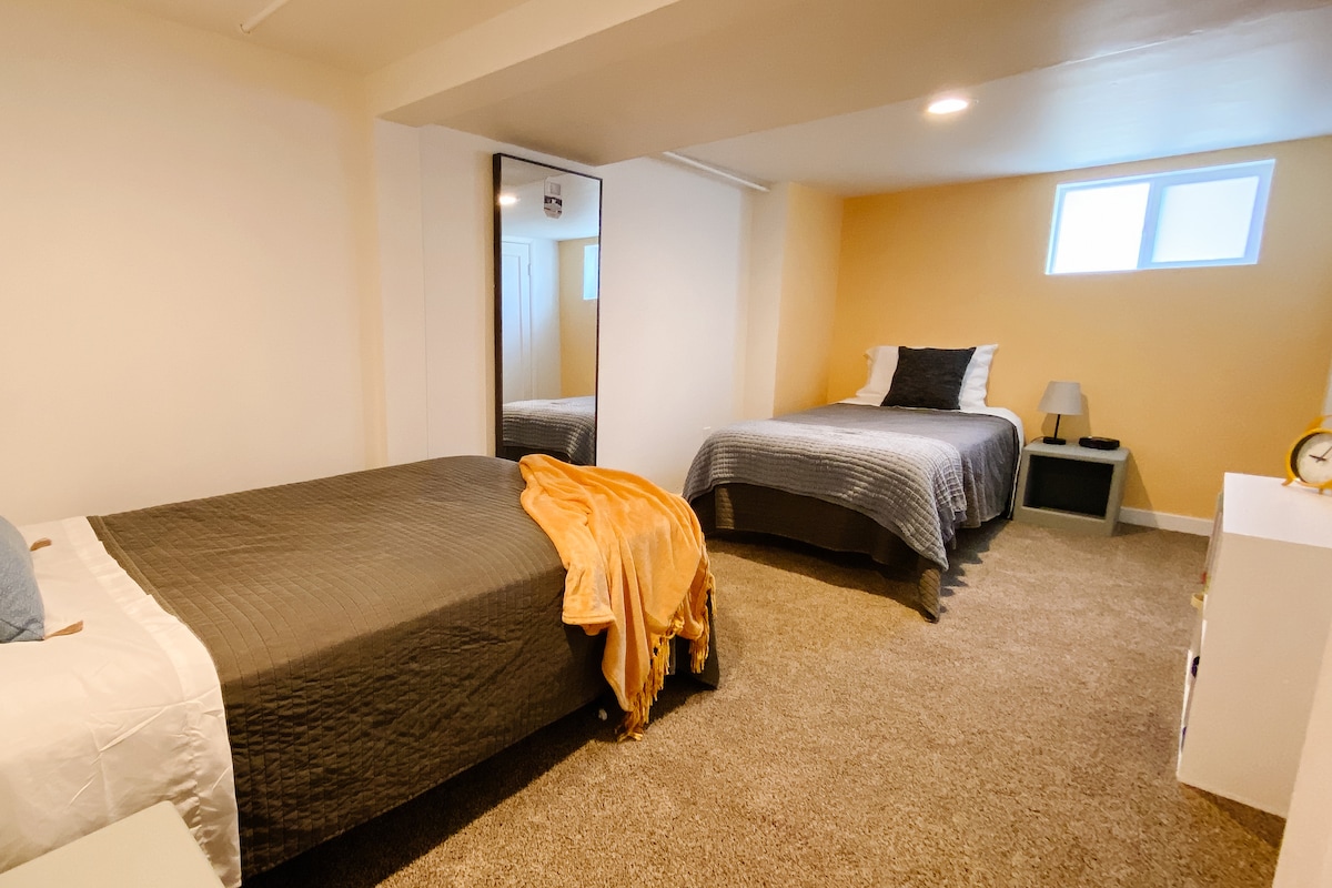 Მეორე ქვედა საძინებელში არის ორი ტყუპი საწოლი და დიდი კარადა. Შესანიშნავი ადგილია როგორც ბავშვებისთვის, ისე ზრდასრულებისთვის!