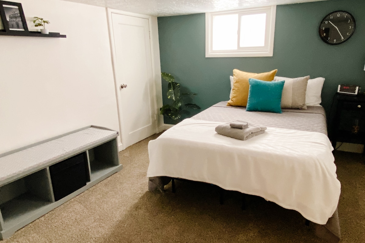 Ამ სარდაფის საძინებელში არის სრული საწოლი და ბევრი ბუნებრივი განათება. Ის პირდაპირ სამრეცხაოსთან მდებარეობს.