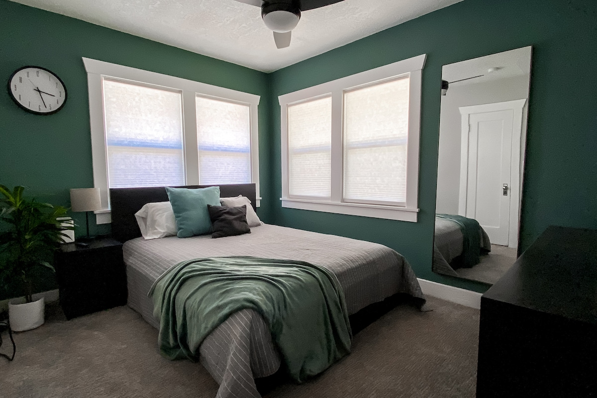 Მთავარი საძინებელი სავსეა ბუნებრივი განათებით, აქვს ორადგილიანი საწოლი და საკუთარი ტელევიზორი.