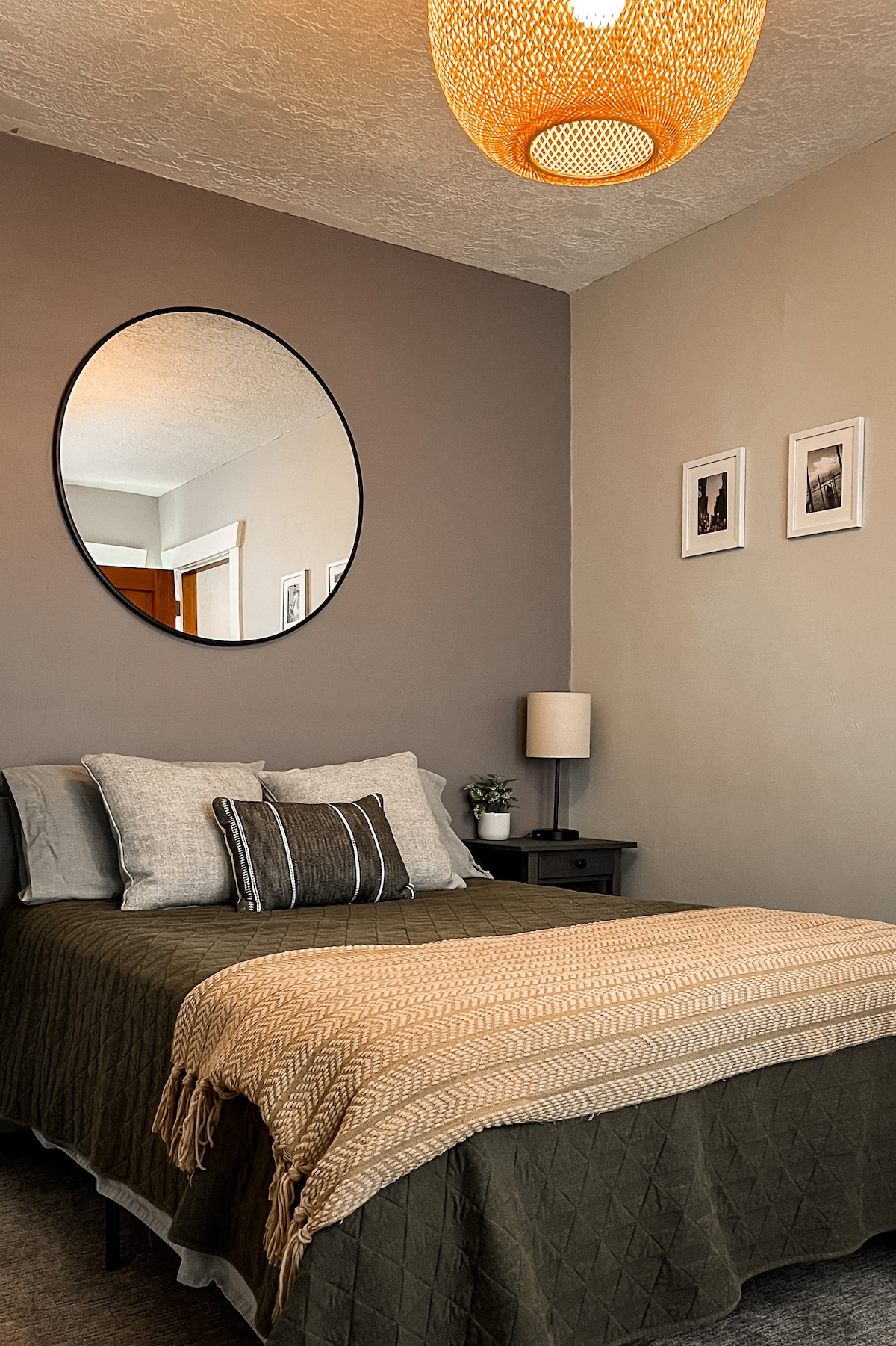 Ამ ზემოთ მდებარე საძინებელში არის სრული საწოლი და სახლის ყველაზე დიდი კარადა. Ის დაკავშირებულია შესასვლელ ოთახთან და ზემოთ მდებარე სააბაზანოს გვერდით.