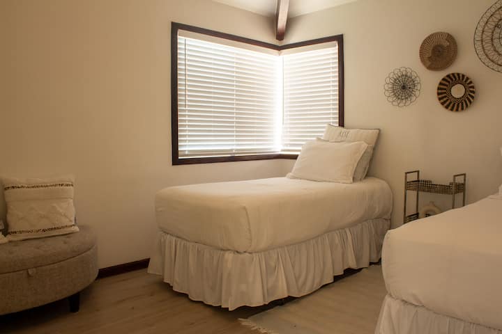 2号卧室配备2张单人床