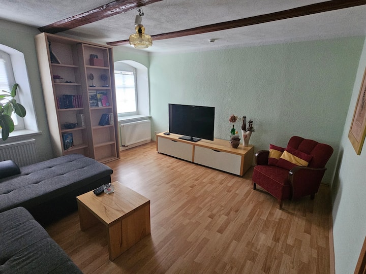 Schöne 3-raumwohnung Mit 2 Schlafzimmern, 1 Wohnzimmer, Großer Küche Und Bad Mit Wanne Und Dusche. Kostenloser Parkplatz Auf Dem Grundstück. - Kamenz