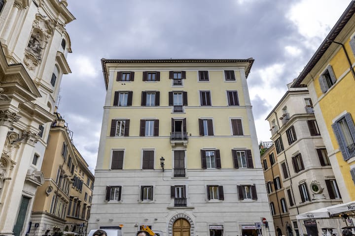 Old Pantheon, Piazza della Maddalena super view. gallery image 4