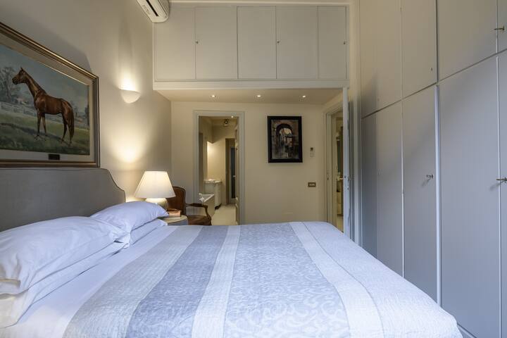 Old Pantheon, Piazza della Maddalena super view. gallery image 5