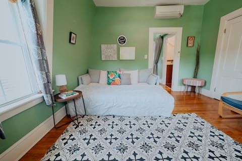 Popular Airbnb listing: Historic Victorian - Entire 3rd floor in Massachusetts
