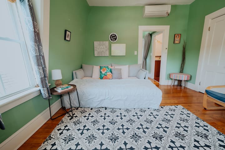 الأريكة تتحول إلى سرير بحجم كوين