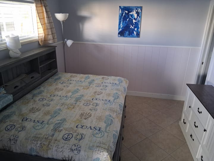 Plná posteľ a úložný priestor v druhej spálni.