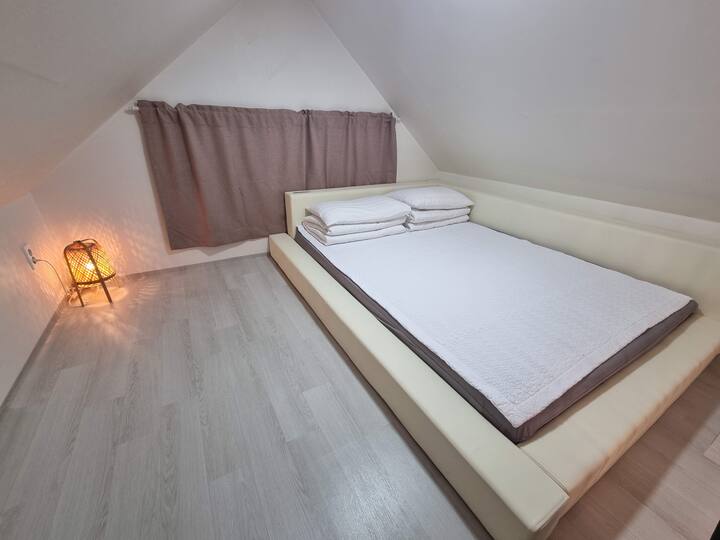 Vyperieme ho každý deň a vymieňame najlepšiu posteľnú bielizeň v hotelovom štýle sušenú na slnku každý deň, aby sme udržali najlepší stav.