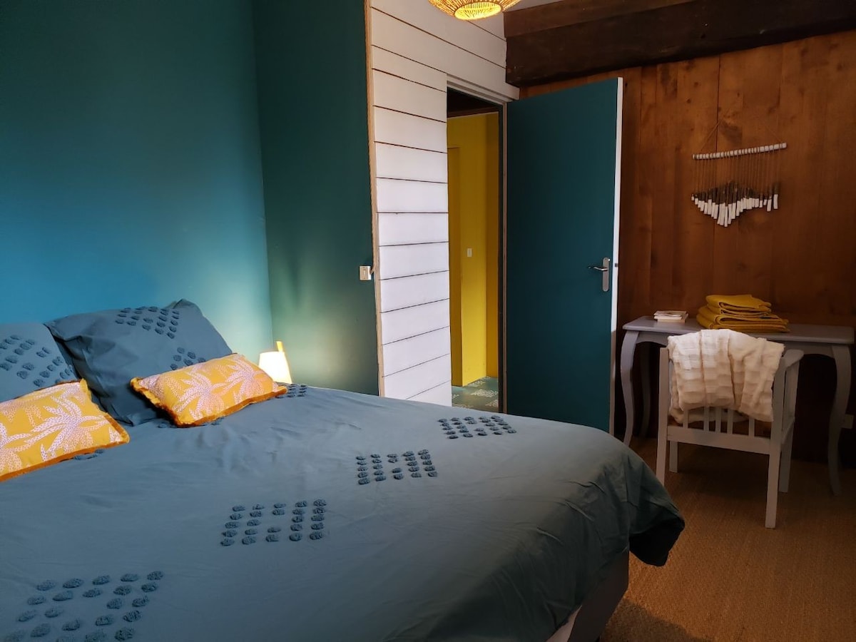 一楼卧室，配有双人床（或应要求提供2张单人床）。 旧世界的魅力，禅宗氛围。 两扇朝南的窗户，但由于墙壁厚实，所以很凉爽。有抽屉柜。
可应要求提供额外的床上用品 ❤️