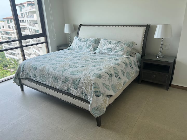 主卧配有加大双人床和独立卫生间。  配有：空调、风扇、百叶窗、2盏灯、2盏灯、舒适的抽屉、大镜子、放置行李箱/袋子的凳子、智能电视、书桌、行政椅和衣柜。