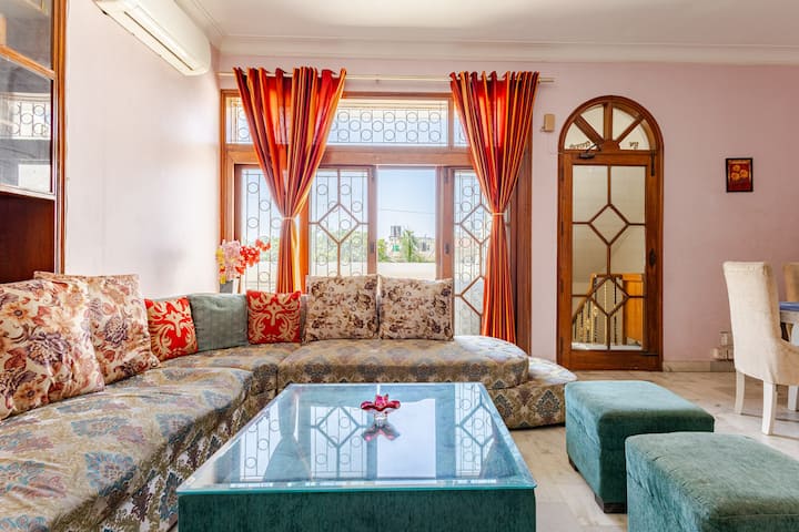 Sts: Noida 1bhk 2f Terrace Parking Living Wifi Tv - ノイダ