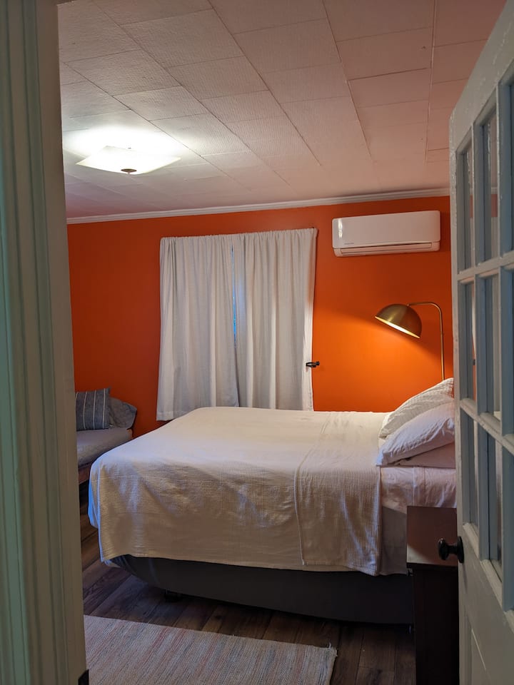 ห้องนอนสบายพร้อมเครื่องปรับอากาศมินิสปลิต