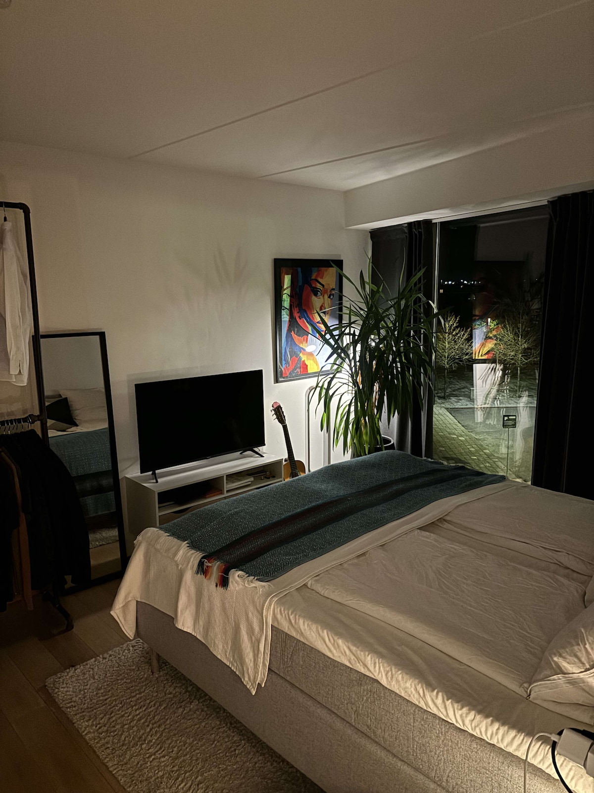 Bedroom with room to hang your clothes. The bed is a king size bed that sleeps two people (180x200cm)