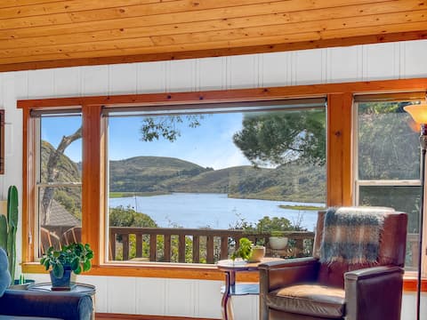 Hot tub & steps from coffee, wine, water, & hikes