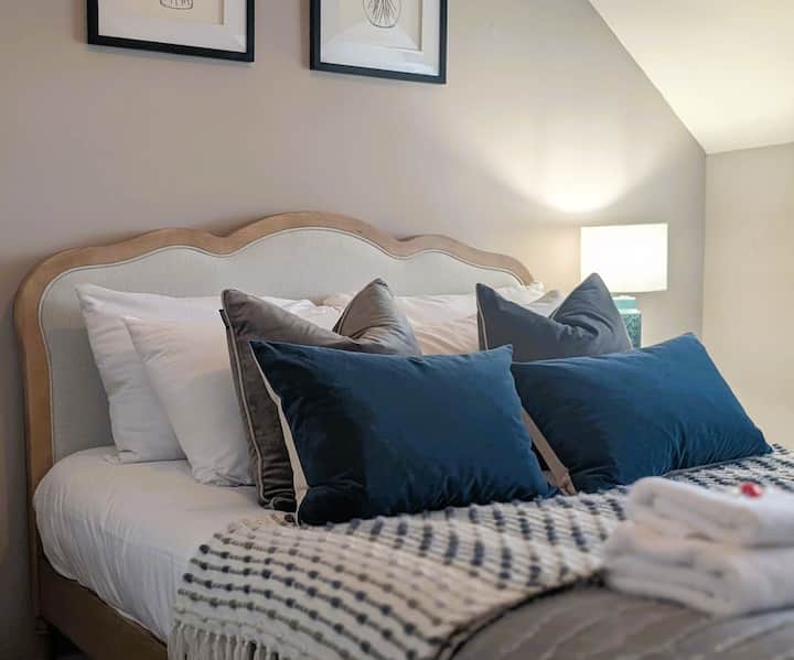 Dormitorio 2: retírate a los acogedores dormitorios, que incluyen una acogedora cama doble, lo que garantiza un sueño reparador.