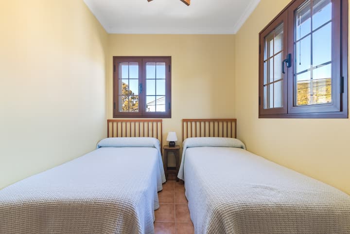 Спална соба број 3, два двокреветни кревета.