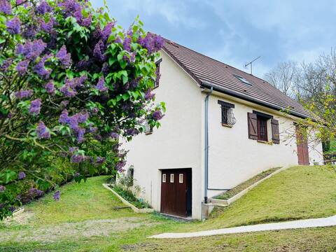 House surrounded by greenery, at the foot of Château Gaillard