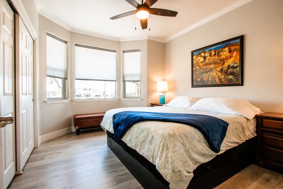 Спалня едно с голямо двойно легло и самостоятелна баня