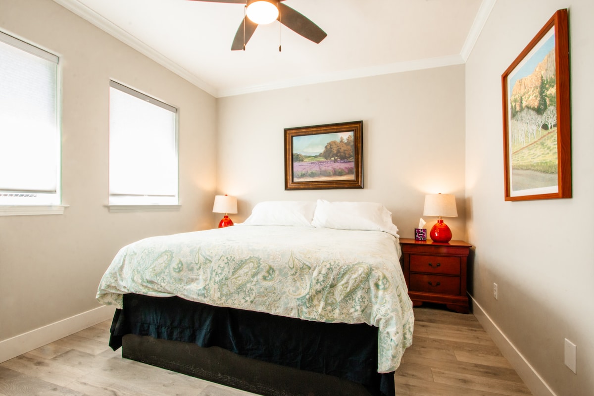 Втората спалня разполага с легло с кралски размер.