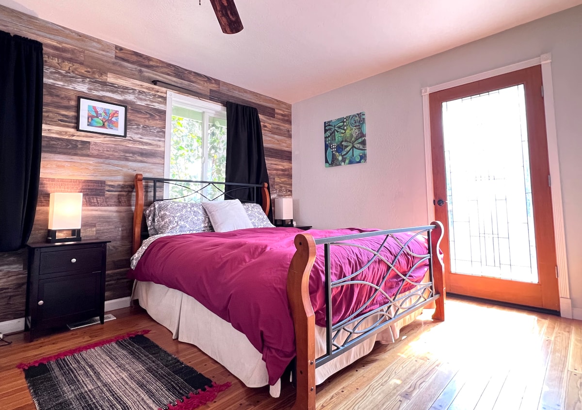 Главна спална соба со тераса за седење, биро и приватна бања со туш кабина.