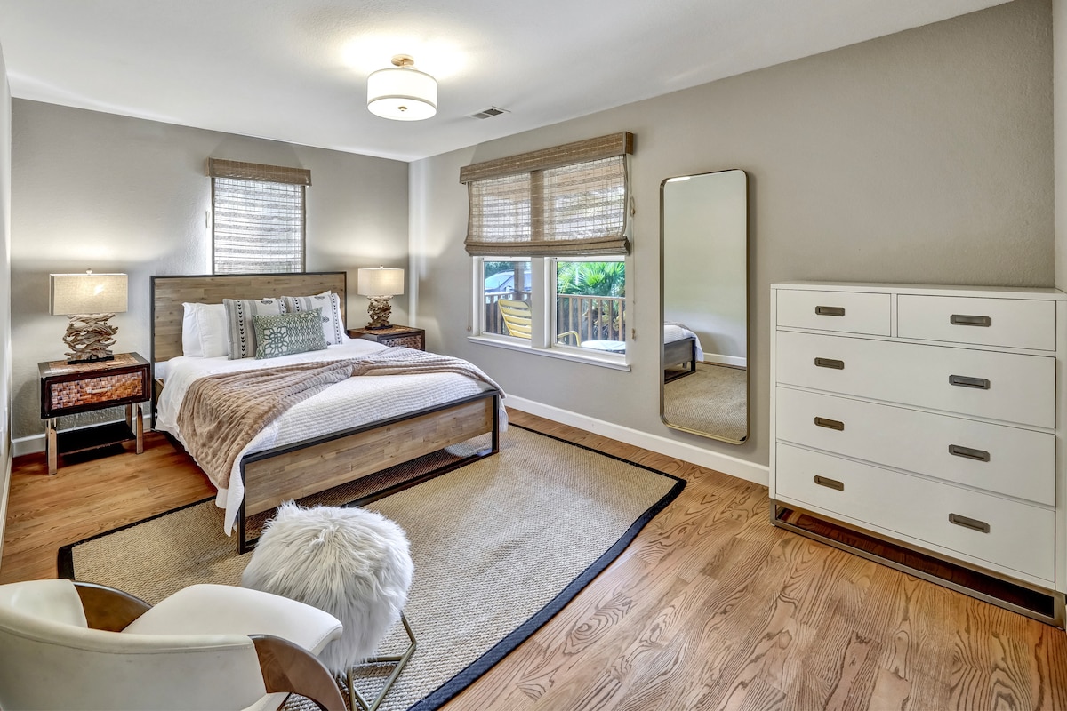 Დიდი, წინა საძინებელი მთავარ სართულზე, საწოლით, სკამით, კომოდითა და კარადით.