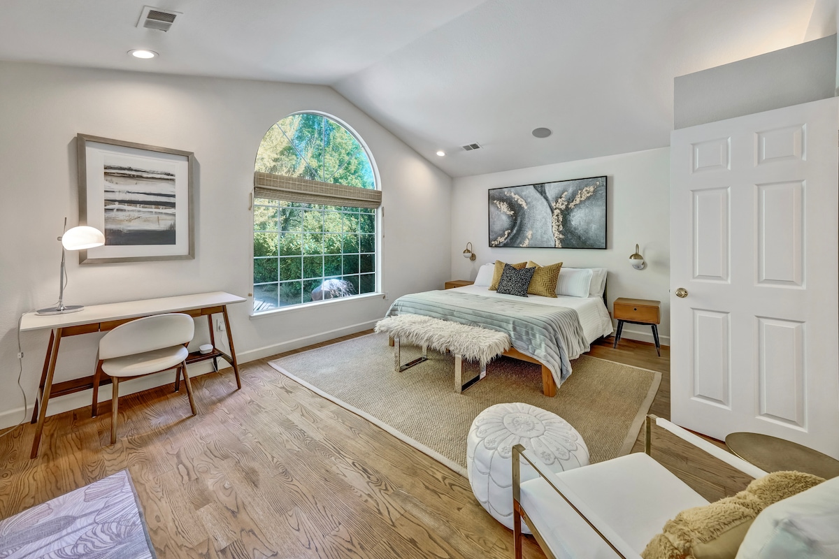 Ძირითადი საძინებელი კალიფორნიის დიდი საწოლით, სამუშაო მაგიდით და სკამით, სკამითა და ოსმალეთით, გასრიალებული კარი გემბანსა და ლუქს-კლასის სააბაზანოში.