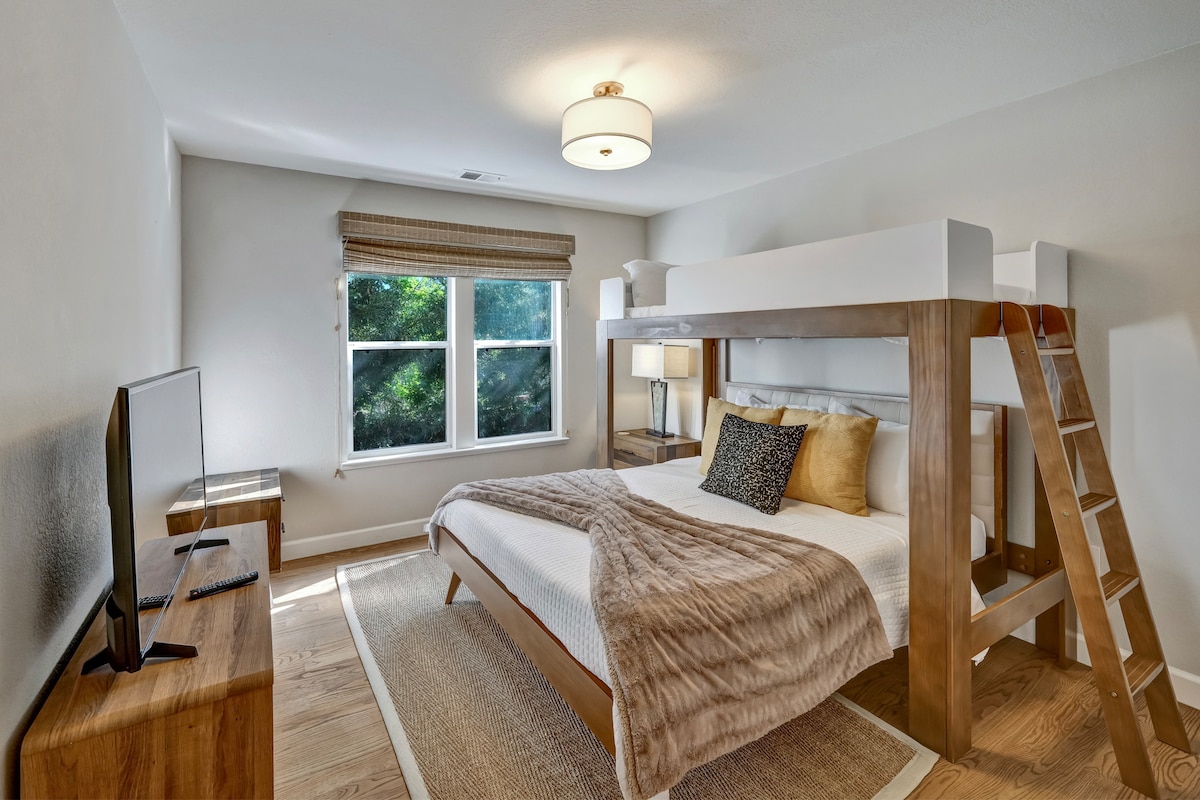 Შუა საძინებელი მთავარ სართულზე, ორადგილიანი საწოლით და ლოფტით მოპირკეთებული ორადგილიანი საწოლით (400 ფუნტი ტევადობით), 42"-იანი ტელევიზორი სტრიმინგის მომსახურებით და კარადათი. Იდეალური ადგილია ბავშვებისთვის ან მარტოხელებისთვის თქვენი მეგობრების ჯგუფში.