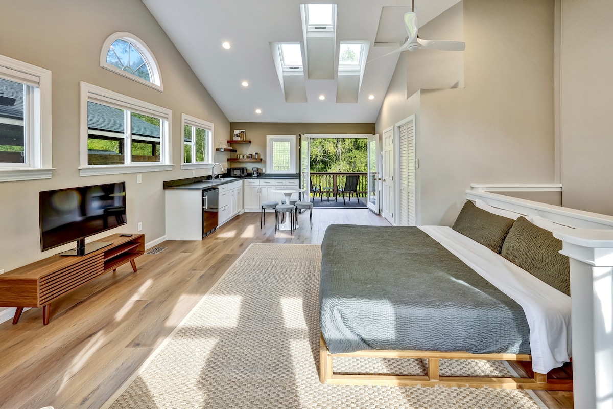 Ცალკე, მეორე დონის სტუდიო ფლიგელი დიდი საწოლით, თხილამურების განათებით, კონვერტირებადი სკამით ორადგილიან საწოლზე, კონსოლი 42 დიუმიანი ტელევიზორით და სველი ბარით სათამაშო მაგიდით, აივნითა და ფლიგელის სააბაზანოთი.