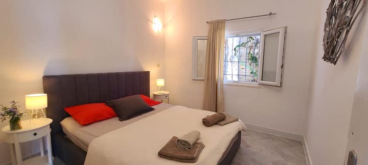 Wohnung Hauptschlafzimmer mit Doppelbett 1