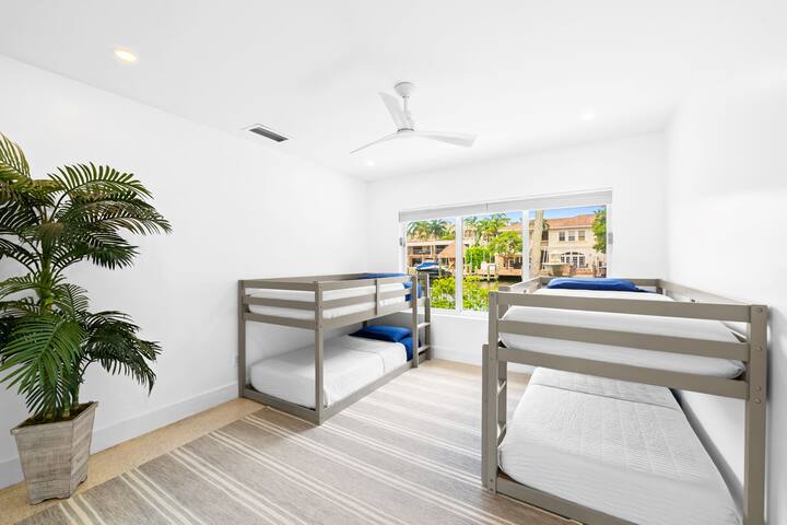 Spectacular waterfront home large pool/hot tub. gallery image 4