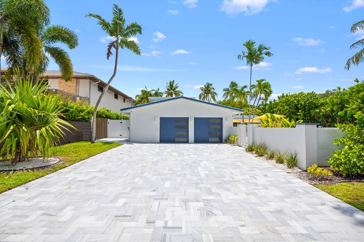 Spectacular waterfront home large pool/hot tub. gallery image 2