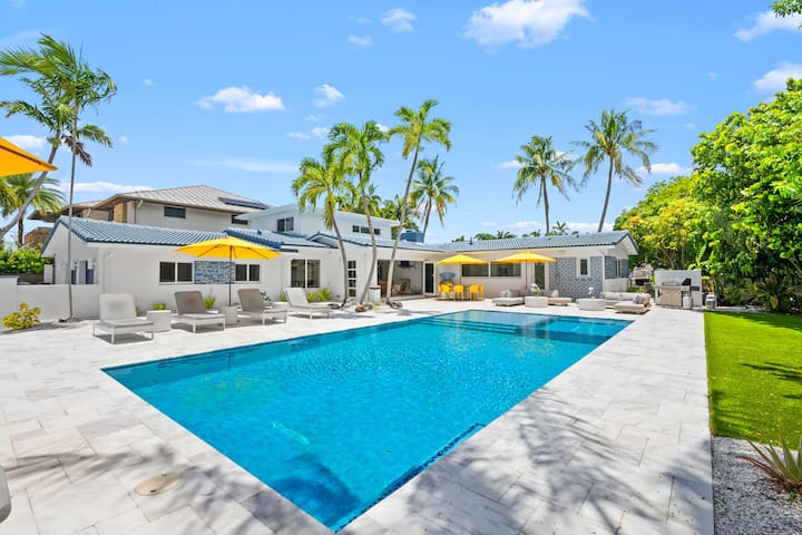 Spectacular waterfront home large pool/hot tub.