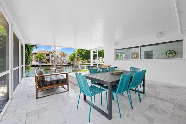 Spectacular waterfront home large pool/hot tub. gallery image 5