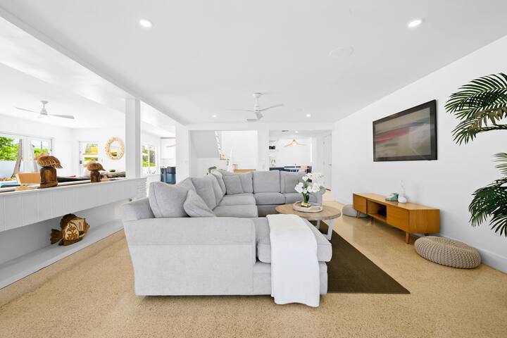 Spectacular waterfront home large pool/hot tub. gallery image 3