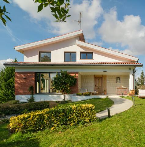 Areitio etxea – casa con jardín privado