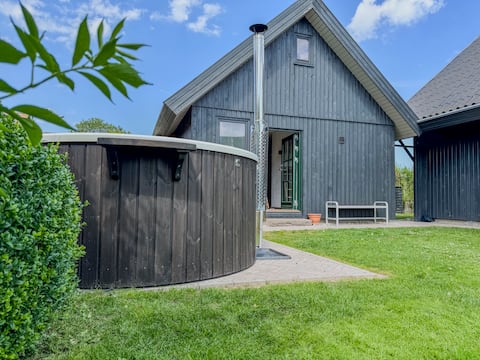 Stylish beach house - 200 m from the sea - hot tub - sauna - fireplace