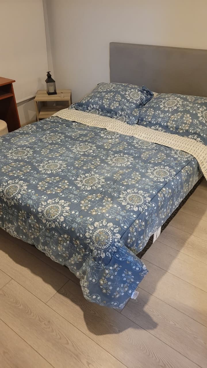 Dubbelsäng, 2 sängbord och ett sminkbord med en bänk, där du kan låta din fantasi flöda med dina konstnärliga inslag.