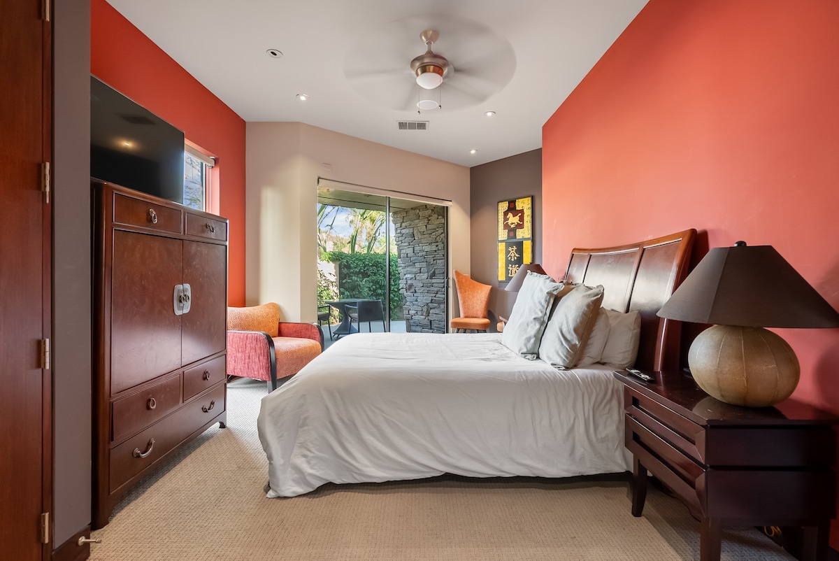 Დედოფლის საძინებელი სააბაზანოთი, ორმაგი ვანა-ტუალეტითა და საშხაპით.  