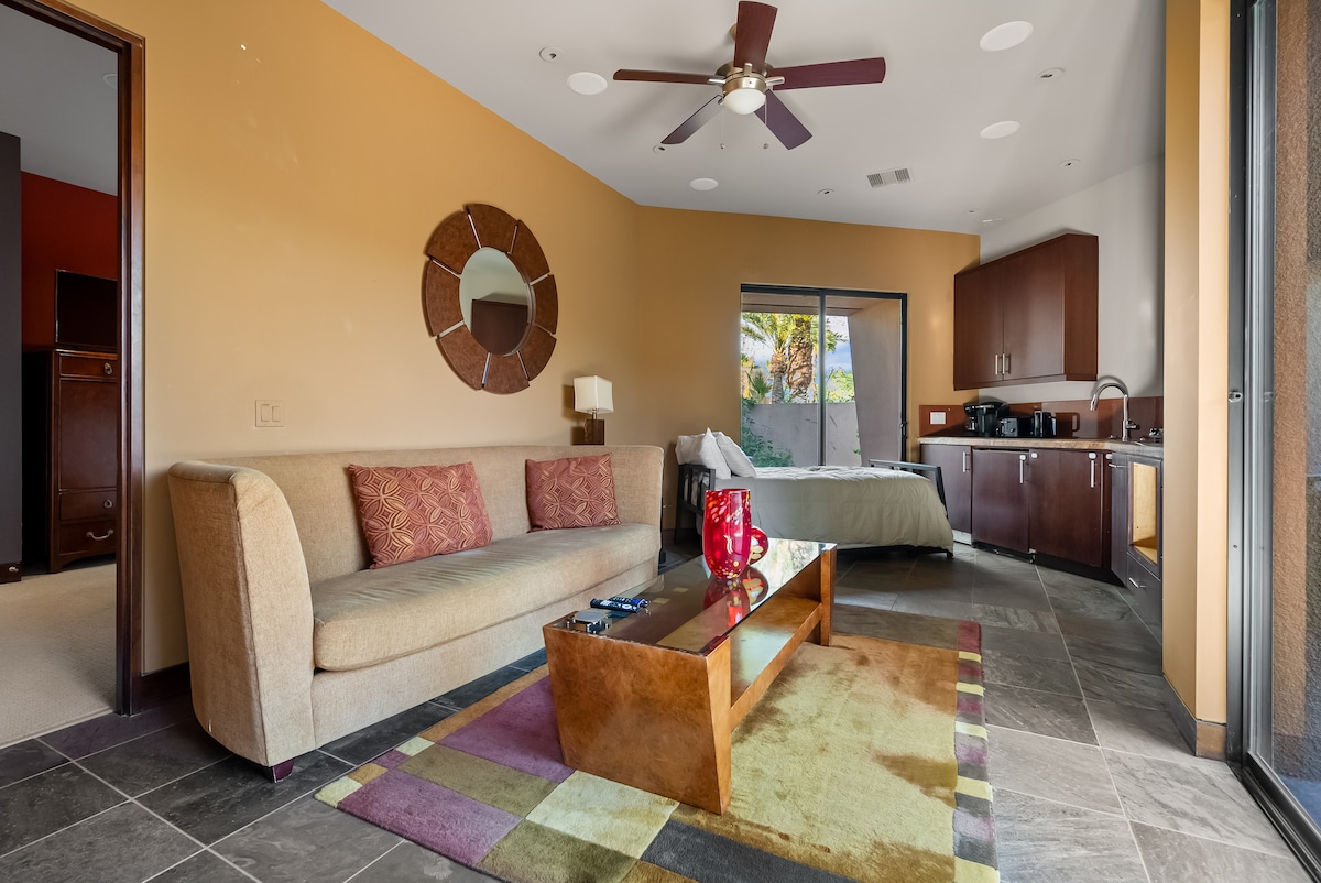 Კასიტაში მდებარე ეს მისაღები ოთახი შეიძლება დაიხუროს კიდევ ერთი ადამიანისთვის დასაძინებლად.  Ეს ადამიანი გაიზიარებს სააბაზანოს.   Კასიტას დანარჩენი ორი საძინებელი პირდაპირ სახლის გარედან არის ხელმისაწვდომი, რომ ამ ადამიანმა განმარტოება შეძლოს.