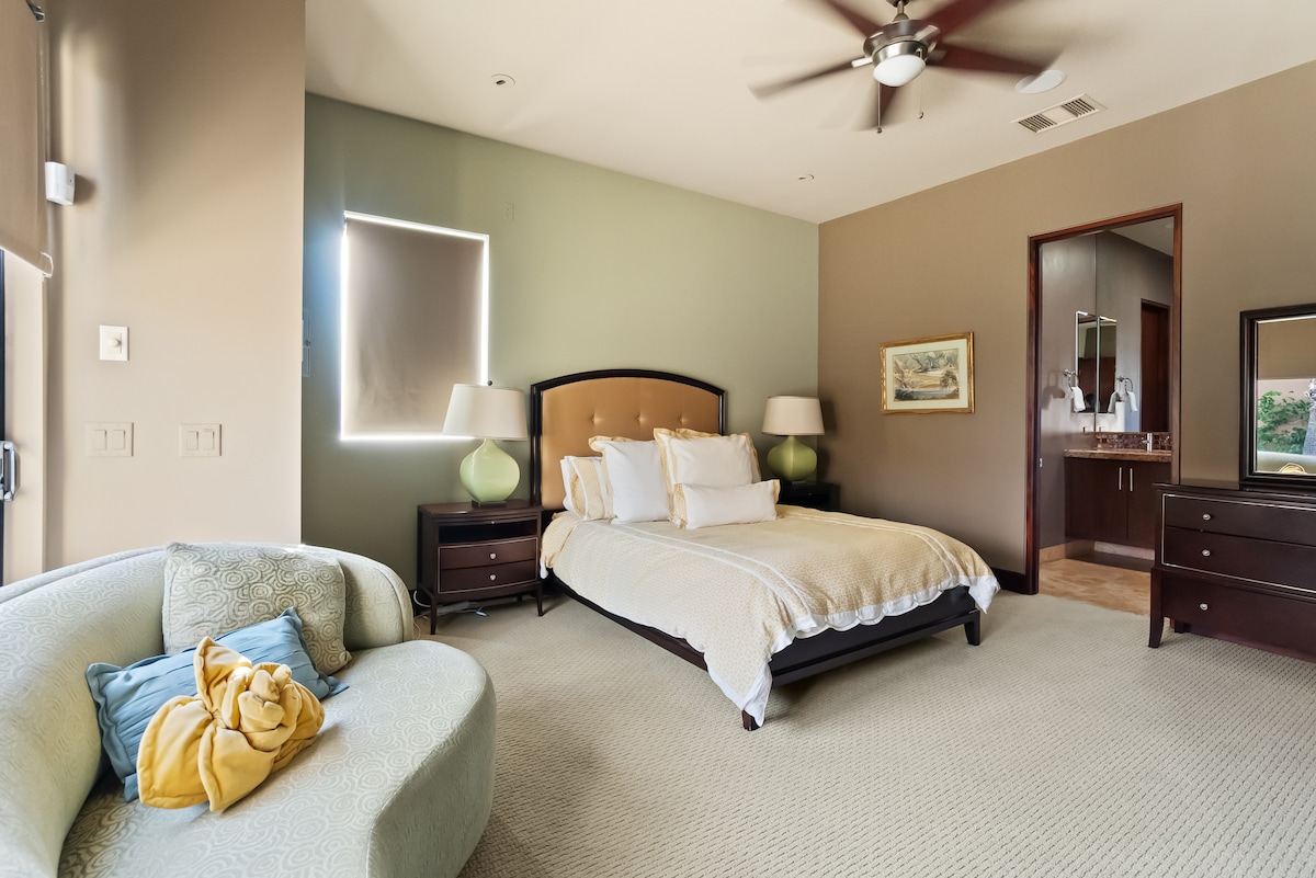 Კასიტას საძინებელი შესასვლელი კარადათი და სააბაზანოთი.