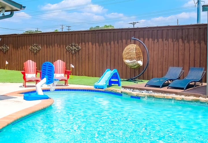 Spacious Family Getaway · Gamerm · Minigolf · Pool - The Colony, TX