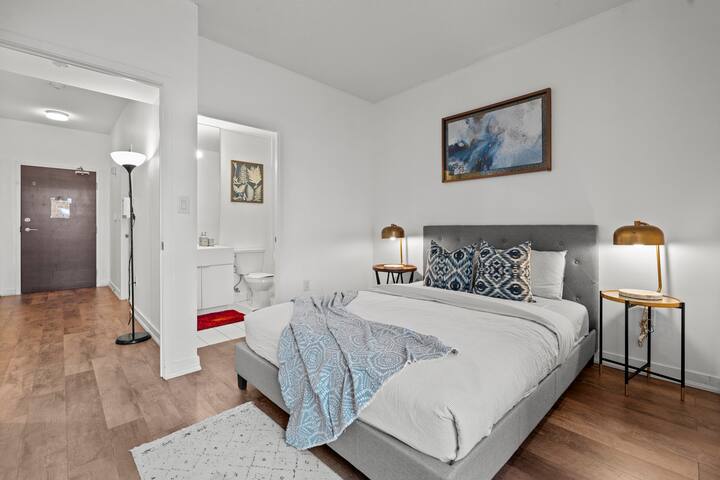 2BR •2 Bath •6 Guests •Parking •Downtown—By Hostia