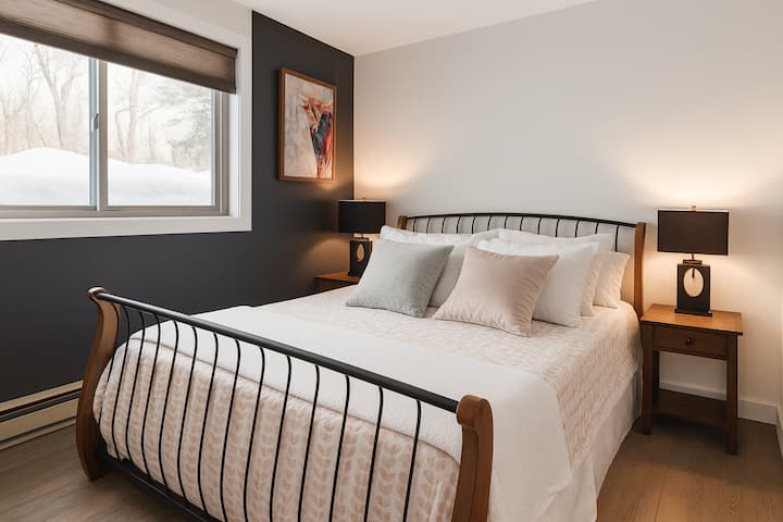 มีเตียงขนาดควีนไซส์พร้อมหมอนหนุนและแสงไฟสว่างนุ่มนวล เหมาะสำหรับการพักผ่อนยามค่ำคืน เพลิดเพลินกับเครื่องทำความร้อนบนพื้นแบบไฮโดรนิกที่ได้รับการอัปเกรดเพื่อความอบอุ่นในฤดูหนาว หรือเปิดหน้าต่างและปล่อยให้เสียงที่ผ่อนคลายของแม่น้ำอีเกิลทำให้คุณหลับสบายในฤดูร้อน