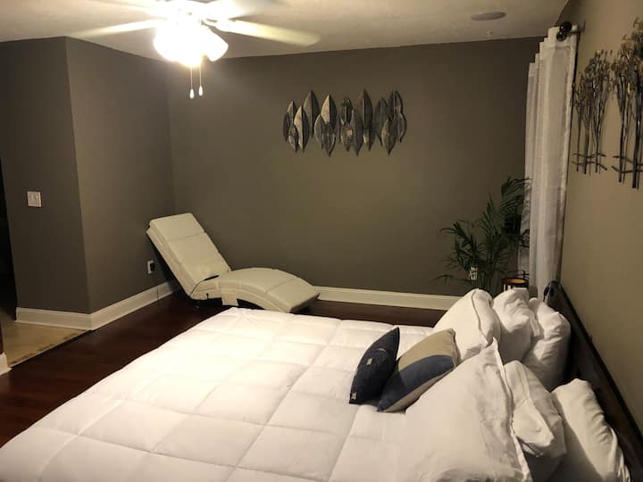 Dormitorio principal tamaño king con sillón de masaje 