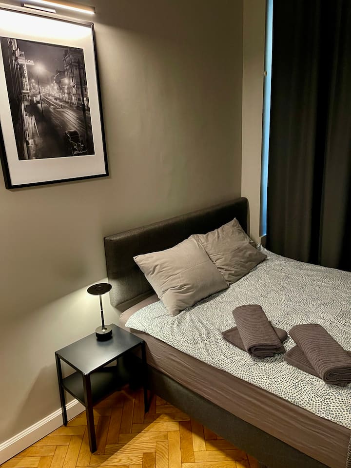 Втора спалня с удобно легло 140 x 200 см, завеси за затъмнение, меко амбиентно осветление и произведения на изкуството в рамки. Перфектен за спокойни нощи или следобедни дрямки.