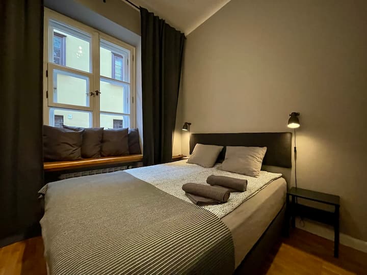 Удобна спалня с двойно легло 160 x 200 см, лампи за четене от двете страни, завеси за затъмняване и дървен под. 