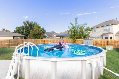 Beautiful Getaway: Pool, KING Bed, Big Kitchen